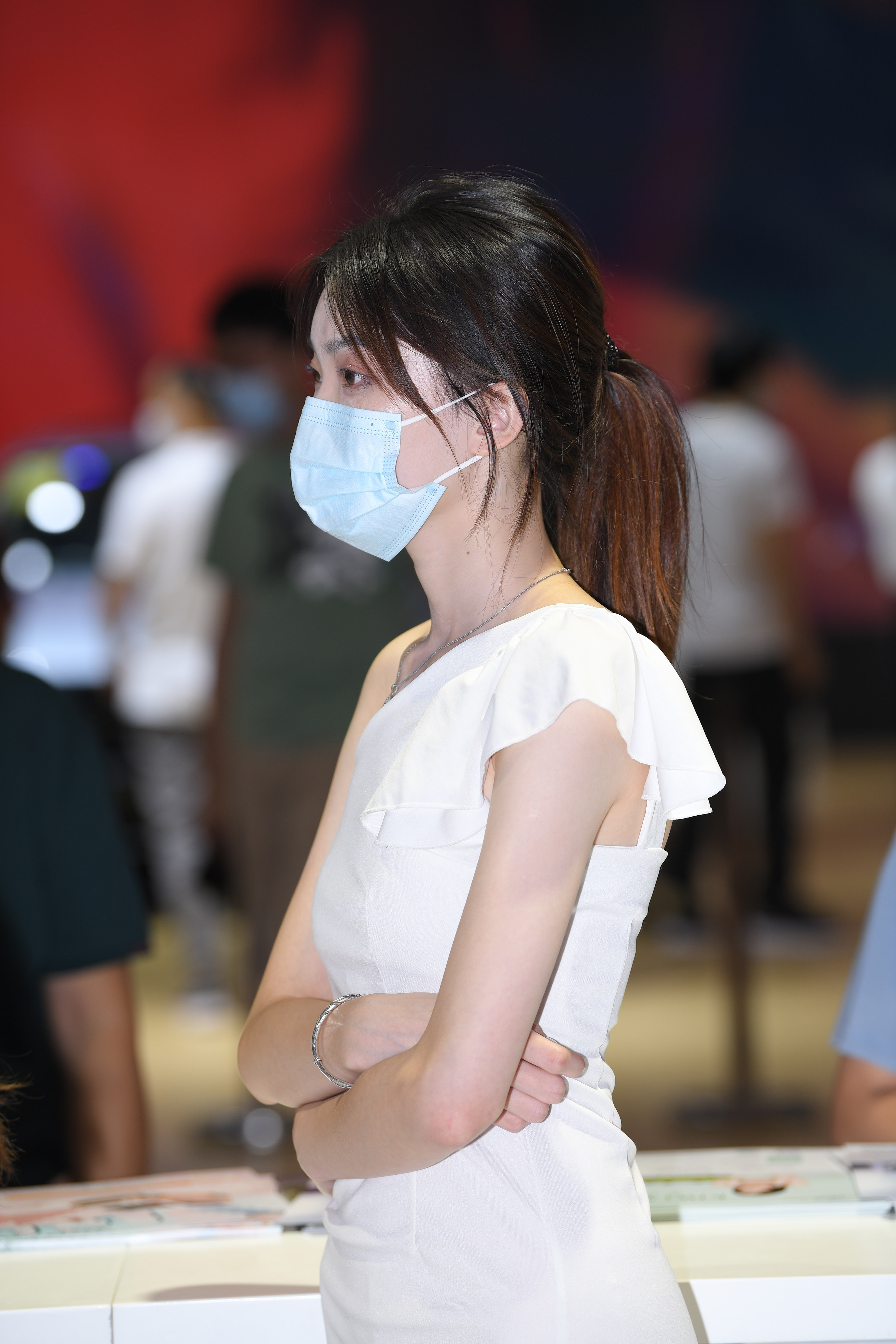 精选街拍 NO.1590:车展前台的漂亮小一姐姐,简约白裙尽显专业高清图集下载 精选街拍 NO.1590:车展前台的漂亮小一姐姐,简约白裙尽显专业高清图集下载