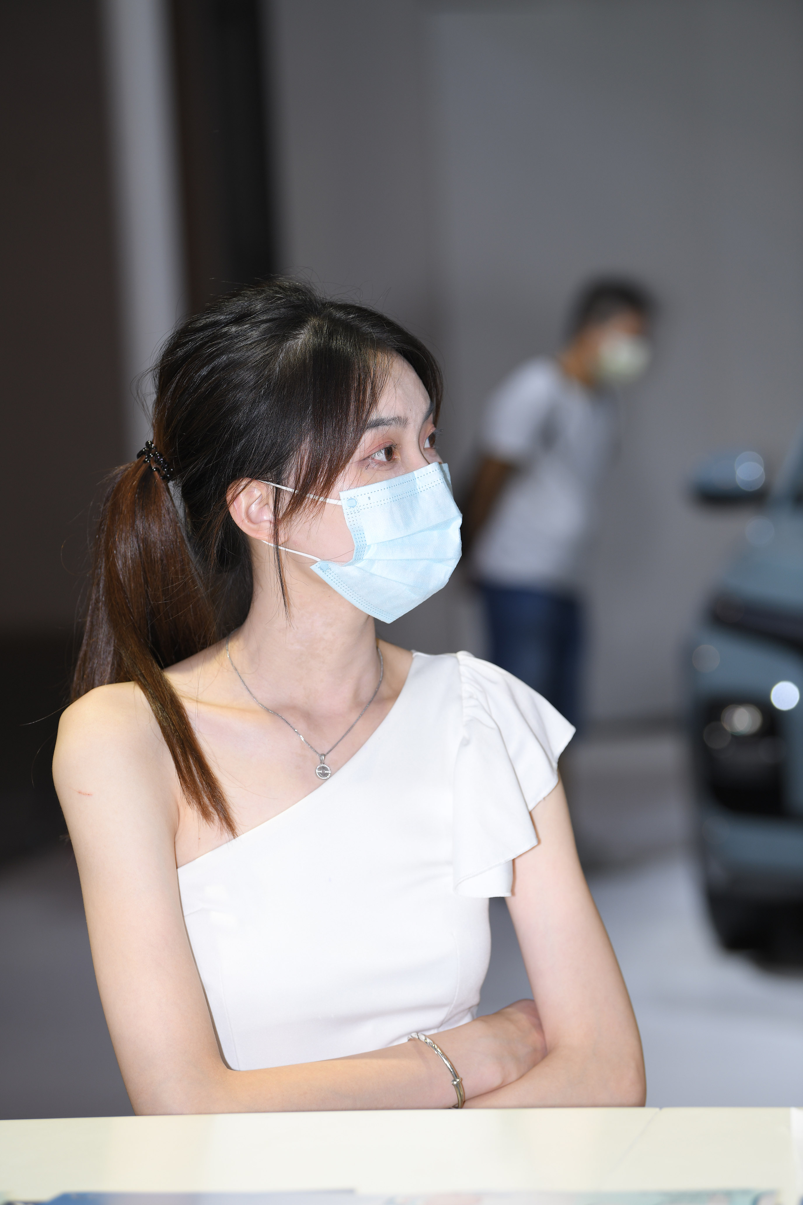 精选街拍 NO.1590:车展前台的漂亮小一姐姐,简约白裙尽显专业高清图集下载 精选街拍 NO.1590:车展前台的漂亮小一姐姐,简约白裙尽显专业高清图集下载