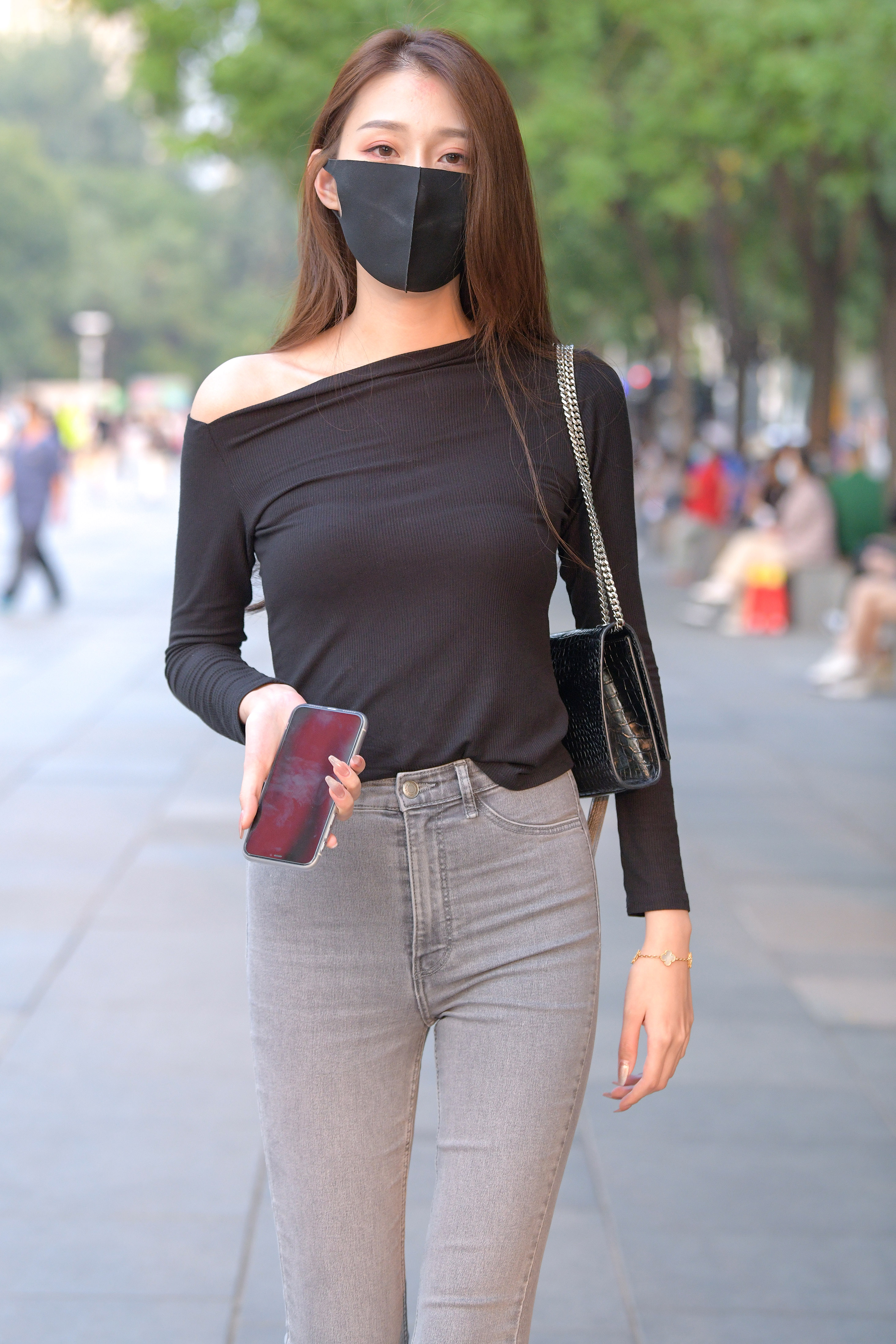 街拍精选2004期:黑色斜肩上衣配灰色牛仔,尽显精致锁骨 街拍精选2004期:黑色斜肩上衣配灰色牛仔,尽显精致锁骨