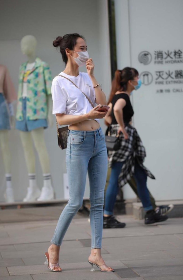 街拍精选2003期：白色露脐衫搭配紧身牛仔，彰显纤细小蛮腰