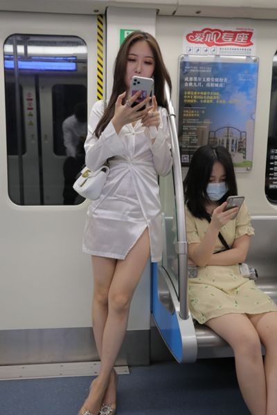 精选街拍1006期：地铁长腿美女白色开衩衬衫裙图集下载
