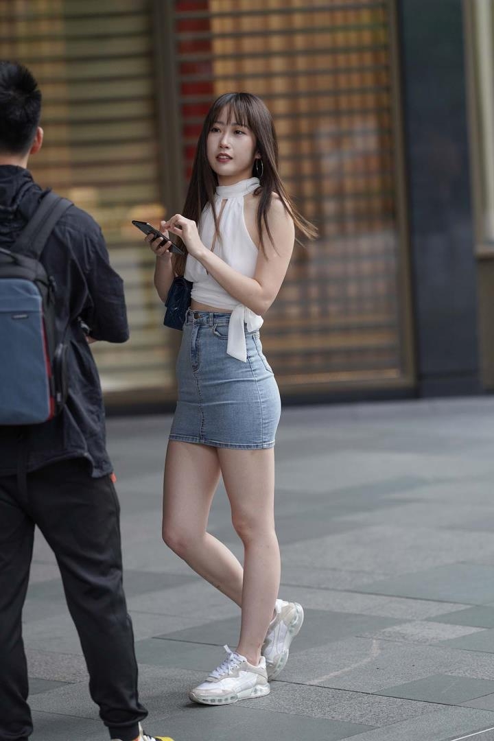 街拍精选1019期：牛仔包臀裙美女图集下载