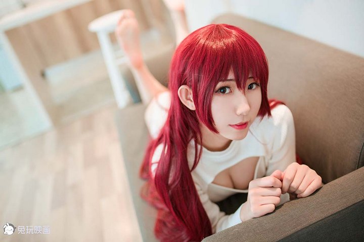 一位Coser小姐姐留着哈斯卡标志性的红色长发，身穿白色毛衣裙，创意扮演“居家哈斯卡”。