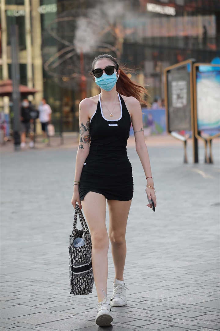 街拍精选1031期：黑色连衣裙美女图集下载
