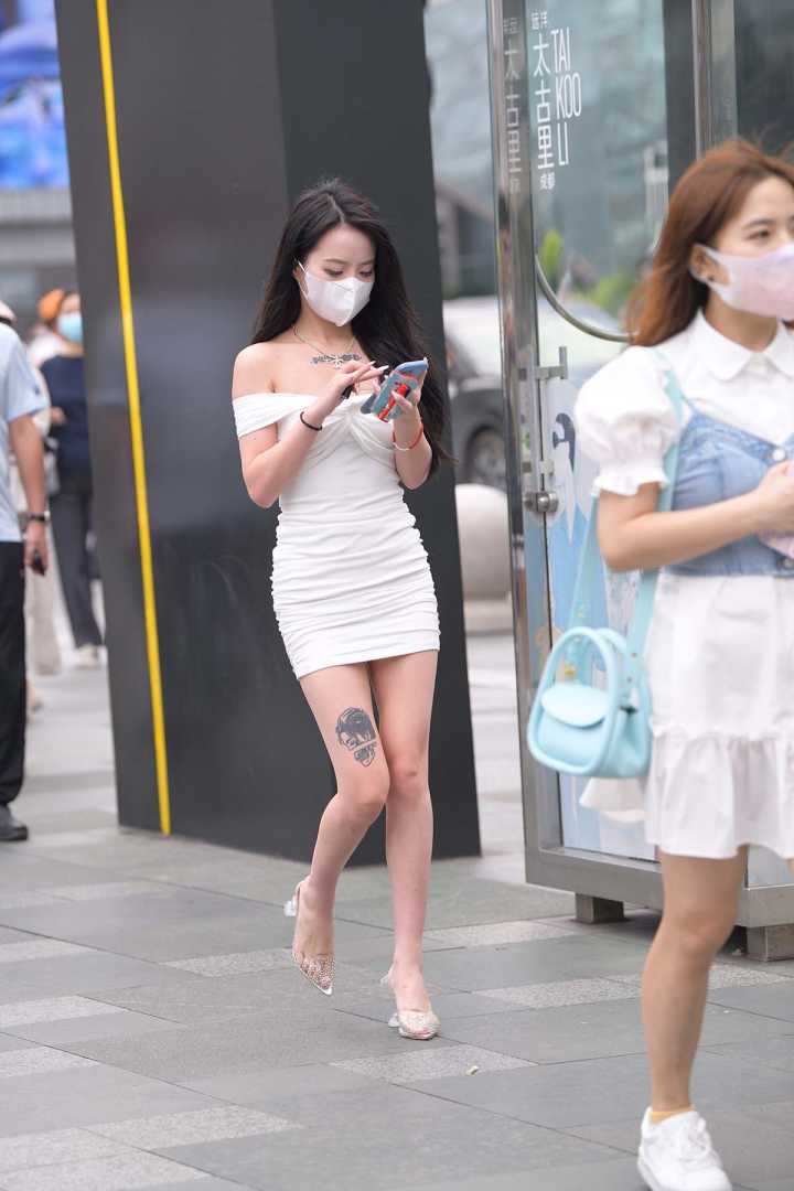 街拍精选1014期：白色一字肩短裙美女图集下载