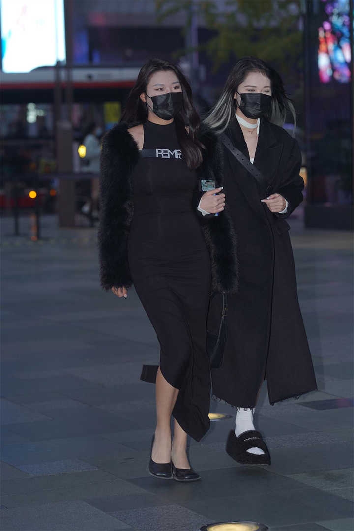 街拍精选1037期：全黑穿搭的暗黑系御姐闺蜜美女图集下载