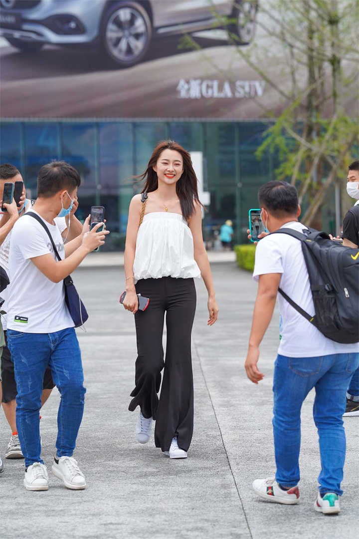 街拍精选1038期：白色抹胸上衣配阔腿裤的阳光笑容美女图集下载