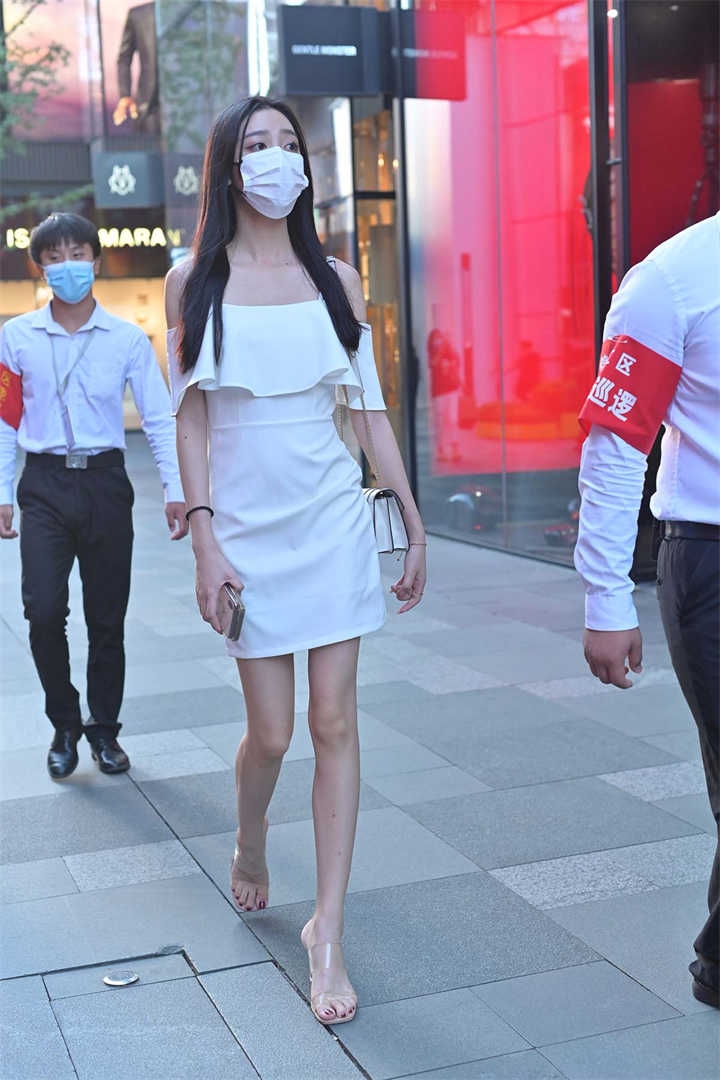 街拍精选1053期：穿白色一字肩仙女裙的气质美女图集下载
