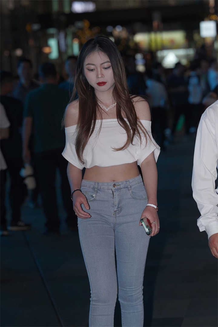 街拍精选1055期：一字肩露脐上衣配牛仔裤的小蛮腰美女图集下载