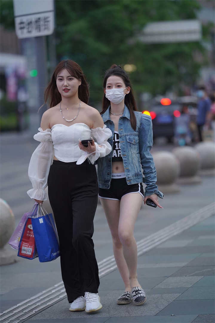 街拍精选1056期：公主与运动辣妹的闺蜜组合美女图集下载