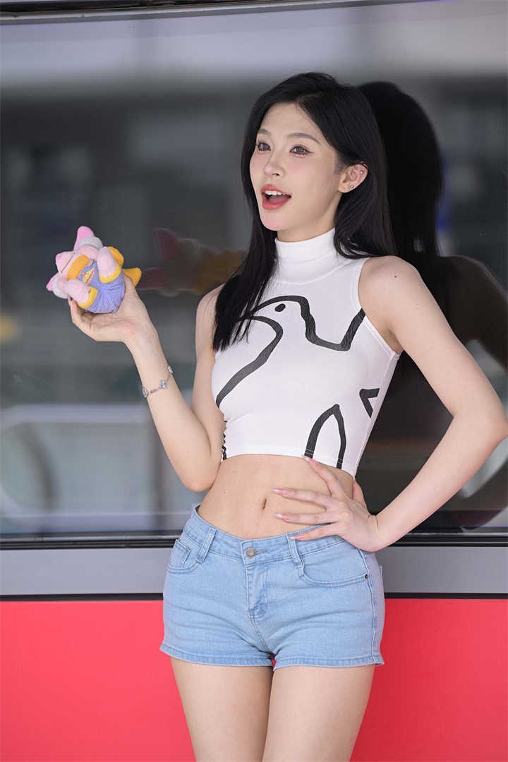 街拍精选1057期：涂鸦背心搭配牛仔短裤的俏皮美女图集下载