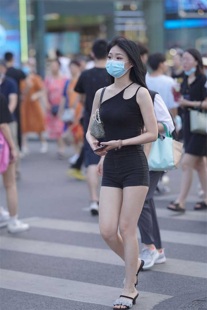 街拍精选1059期：吊带背心的黑衣辣妹美女图集下载
