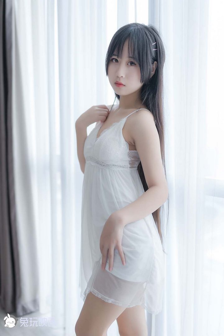 一位扎着侧马尾的清纯少女，身穿一件白色的蕾丝薄纱睡裙，站在明亮的窗户前。