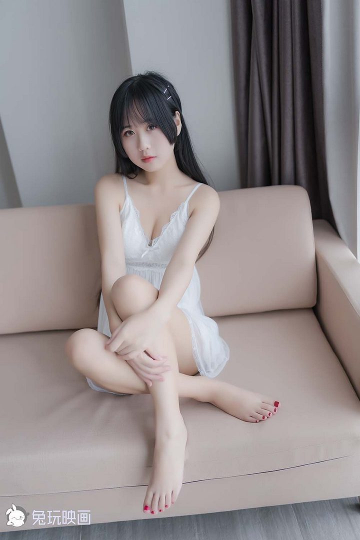 一位扎着侧马尾的清纯少女，身穿一件白色的蕾丝薄纱睡裙，站在明亮的窗户前。
