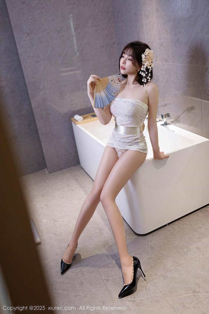 短发模特徐莉芝身穿黑白性感内衣，跪在床上，从背后展现她慵懒的私房姿态。