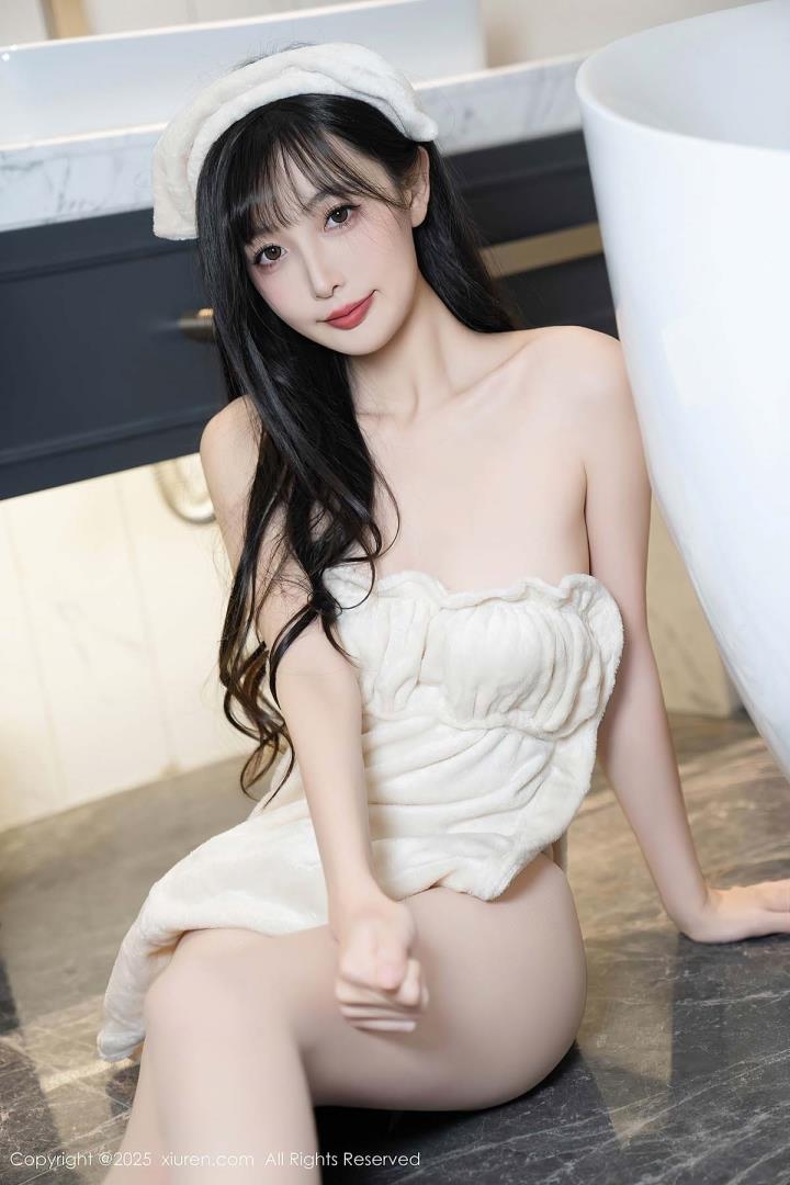 模特樱桃小阑子头戴发带，身上裹着白色浴巾，坐在现代浴室的地板上，展现清纯的出浴形象。