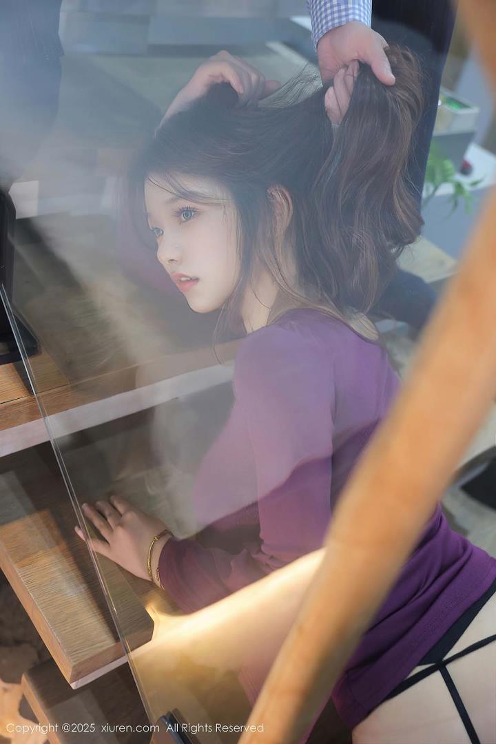 模特张庭蓉身穿紫色上衣和蓝色蕾丝内衣，搭配黑色吊带袜，跪在现代浴缸旁。